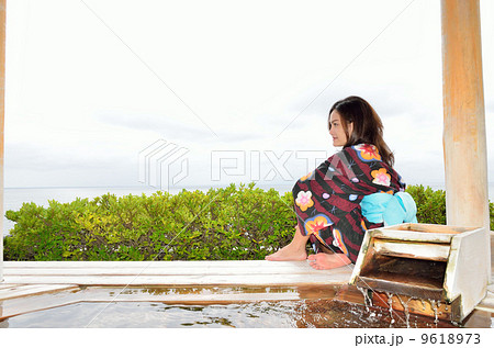 露天風呂と座る女性 露天風呂と座る女性 9618973