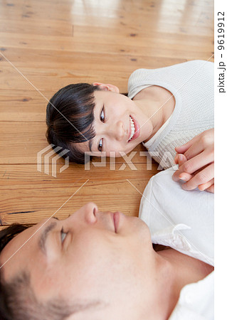 床に寝そべる男女 床に寝そべる男女 9619912