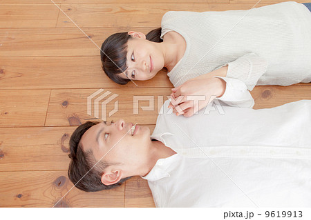床に寝そべる男女 9619913