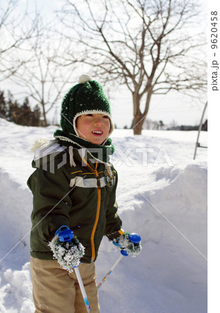 スキーをする子供 スキーをする子供 9620458
