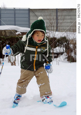 スキーをする子供 9620470
