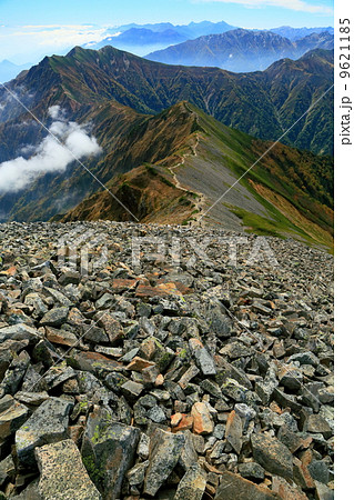 鹿島槍山頂から爺ヶ岳への縦走路と槍ヶ岳方面遠望 9621185