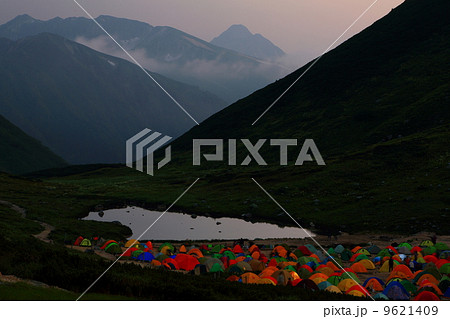 北アルプス・双六池のテントサイトと夕暮れの笠が岳 9621409