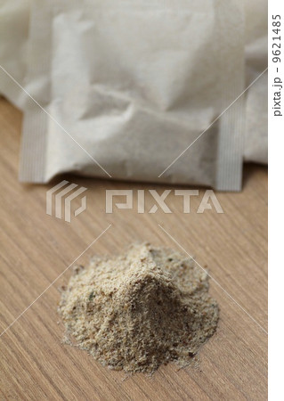 無漂白の出汁パックと出汁パックの中の粉末　粉末アゴ出汁 9621485
