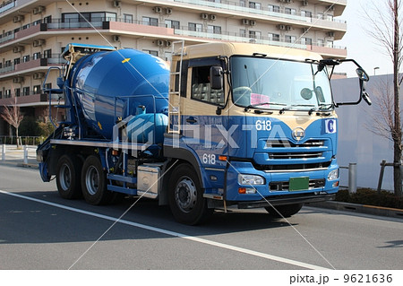 走行するミキサー車 9621636