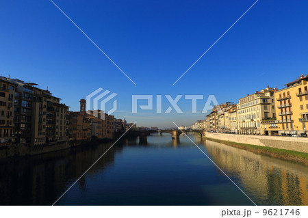 イタリア、フィレンツェアルノ川の風景 イタリア、フィレンツェアルノ川の風景 9621746