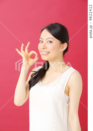 女性・赤背景 女性・赤背景 9622412