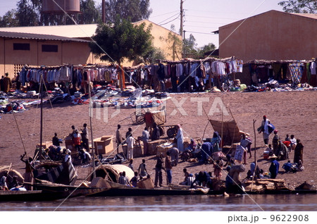 川岸にあるマルシェとピロッグ（小舟） 9622908