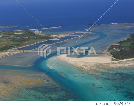 久米島 海の道にかかる橋(空撮) 久米島 海の道にかかる橋(空撮) 9624078
