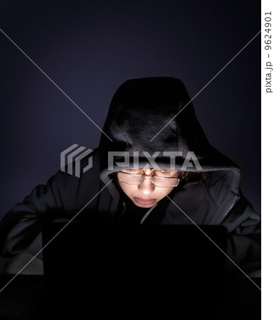 teenager play in computer game 9624901