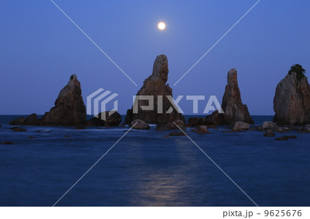 月夜の橋杭岩 9625676