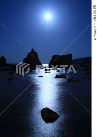 月夜の橋杭岩 9625680