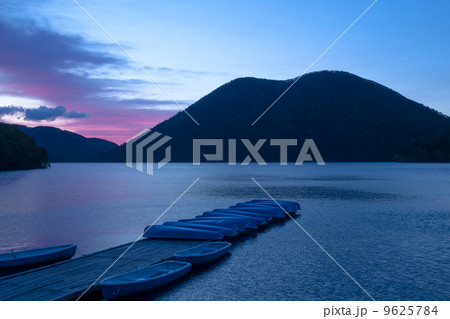 然別湖の夜明け 9625784