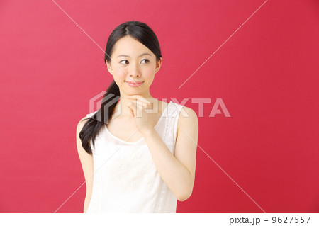 女性・赤背景 9627557