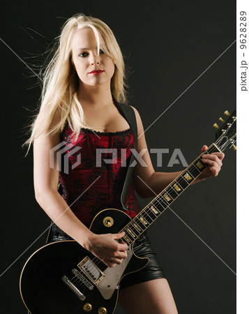 Blond woman playing electric guitar 9628289