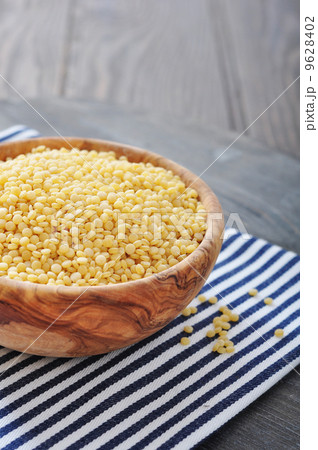 Raw couscous 9628402