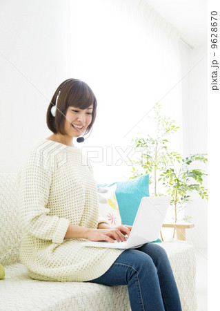 ヘッドセットをつける女性 ヘッドセットをつける女性 9628670