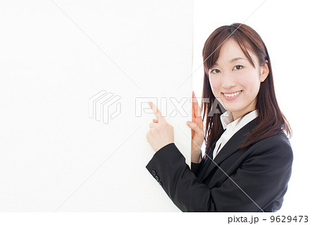 看板を持った女性 看板を持った女性 9629473