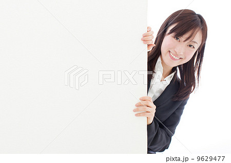 看板を持った女性 看板を持った女性 9629477