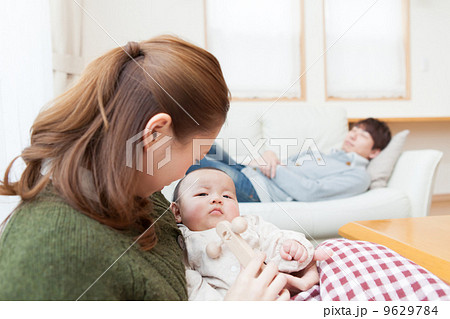 生後３カ月の赤ちゃんのいる風景の写真素材