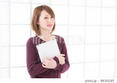 タブレットを見る女性  9630295