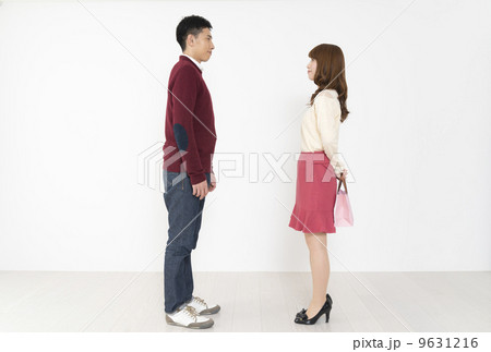 プレゼントの入ったピンク色のオシャレな紙袋を受け渡しする若い男女 プレゼントの入ったピンク色のオシャレな紙袋を受け渡しする若い男女 9631216