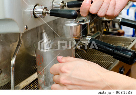 boiling water pouring 9631538
