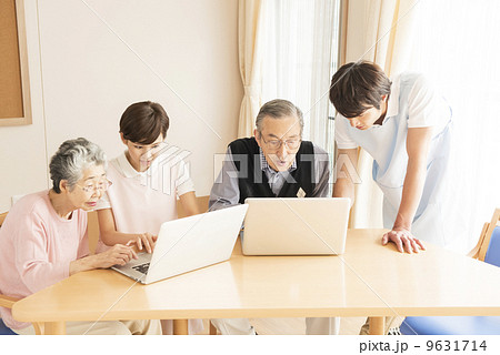 介護士にパソコンを教わるシニア 9631714