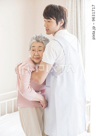 高齢の女性をの移乗介助をする男性の介護士 高齢の女性をの移乗介助をする男性の介護士 9631717