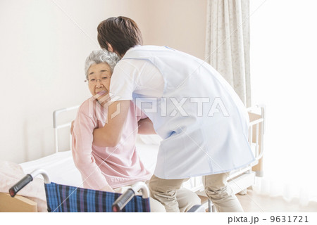 高齢の女性をの移乗介助をする男性の介護士 高齢の女性をの移乗介助をする男性の介護士 9631721
