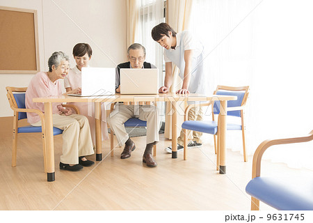 介護士にパソコンを教わるシニア 介護士にパソコンを教わるシニア 9631745