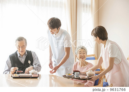 シニアに食事を配膳する介護士 シニアに食事を配膳する介護士 9631766