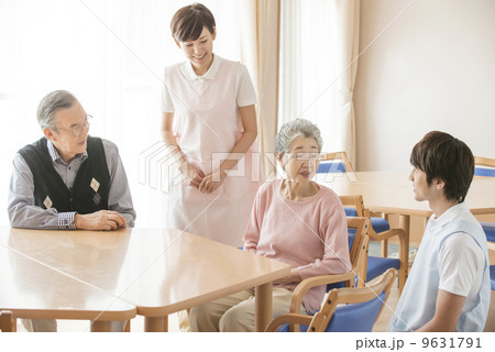 男性と女性の介護士と高齢の男性と女性 男性と女性の介護士と高齢の男性と女性 9631791