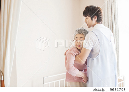 高齢の女性をの移乗介助をする男性の介護士 高齢の女性をの移乗介助をする男性の介護士 9631793