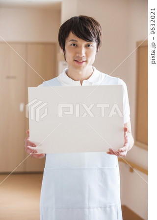 メッセージボードを持つ男性の介護士 9632021
