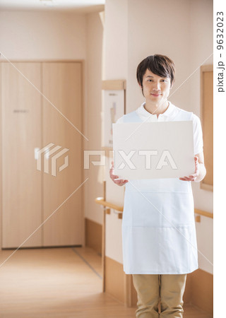 メッセージボードを持つ男性の介護士 9632023