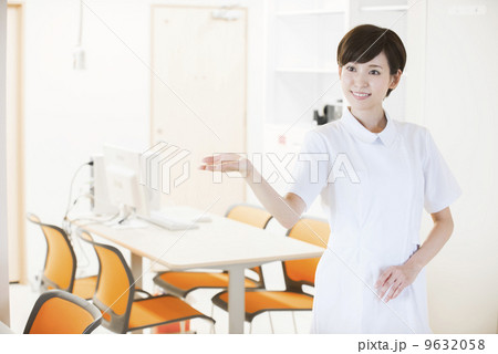 受付で案内をする女性の看護師 9632058