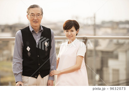 杖をつく男性と女性の介護士 9632073