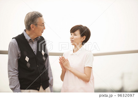 つえを持つ男性と女性の介護士 9632097