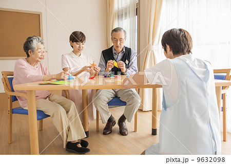 折り紙を楽しむシニアと看護師 9632098