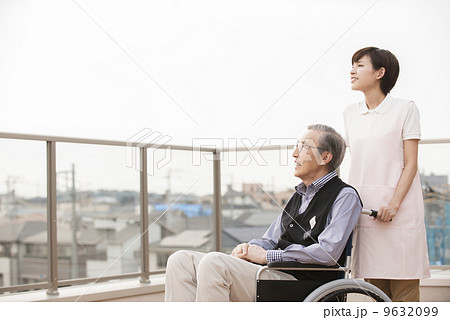 車椅子の男性と女性の介護士 9632099