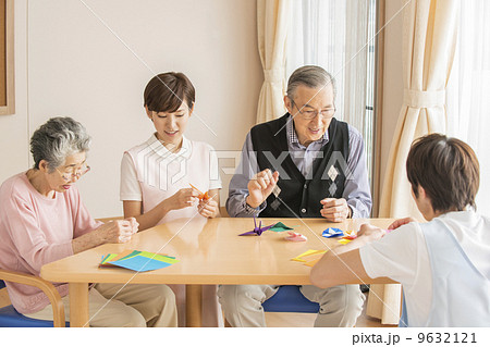 折り紙を楽しむシニアと看護師 9632121
