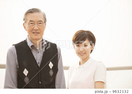高齢の男性と女性の介護士 9632132