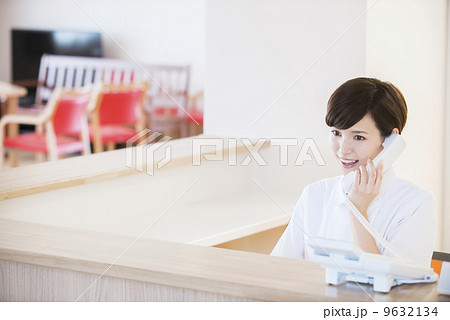 電話をする女性の看護師 9632134