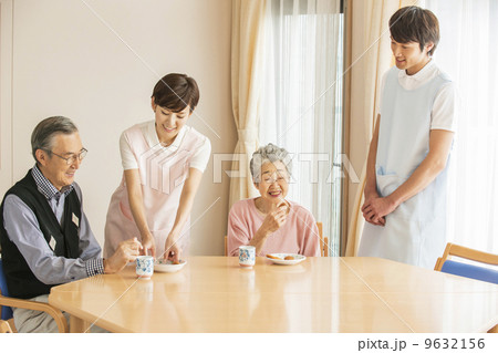 おやつを食べるシニアと見守る看護師 おやつを食べるシニアと見守る看護師 9632156