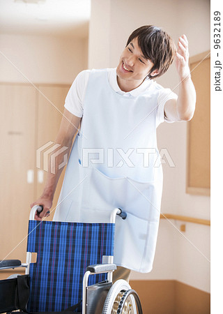 車椅子を押す男性の介護士 車椅子を押す男性の介護士 9632189