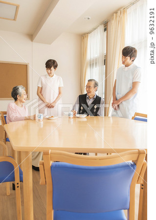 おやつを食べるシニアと見守る看護師 おやつを食べるシニアと見守る看護師 9632191