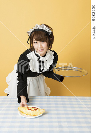オムライスを提供するメイドさん 9632250