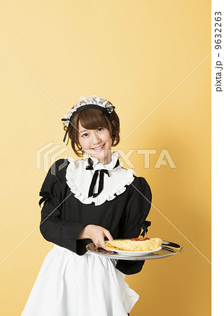 オムライスを提供するメイドさん オムライスを提供するメイドさん 9632263