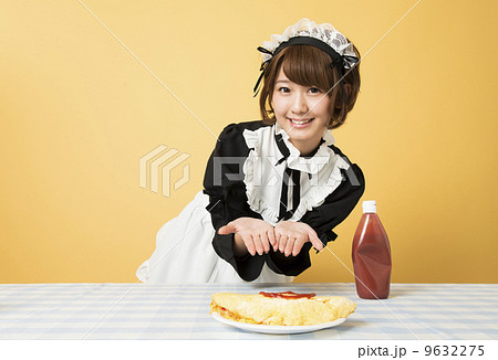 オムライスを提供するメイドさん 9632275